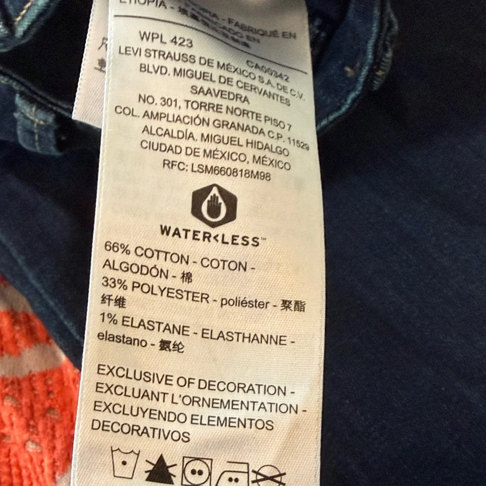 Signature by Levi Strauss Mid Rise Slim‎  Jeans- worn about 3x. Great shape